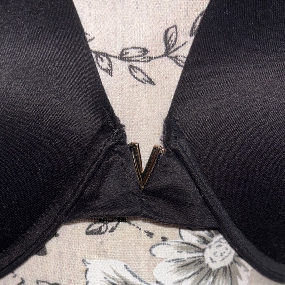 Victoria's Secret Black Plunge Push-Up Bra - Picture 2 of 7